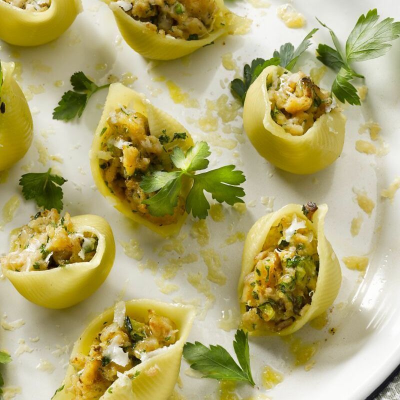 Pasta shells with minced chicken and zucchini